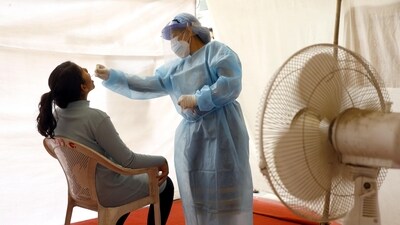 Maharashtra on Thursday reported slightly lesser Covid cases than the day before with 1,086 fresh infections. (REPRESENTATIVE PIC)