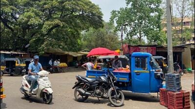 Illegal hawkers on areas like Sinhagad Road, Satara Road, Katraj-Dehu bypass and Ahmednagar Road announce their sale on megaphones causing inconvenience to commuters and pedestrians. (HT) Illegal hawkers on areas like Sinhagad Road, Satara Road, Katraj-Dehu bypass and Ahmednagar Road announce their sale on megaphones causing inconvenience to commuters and pedestrians. (HT)