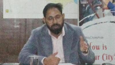 MCG commissioner PC Meena issued the order placing the JE under suspension on Tuesday. (HT Photo) MCG commissioner PC Meena issued the order placing the JE under suspension on Tuesday. (HT Photo)