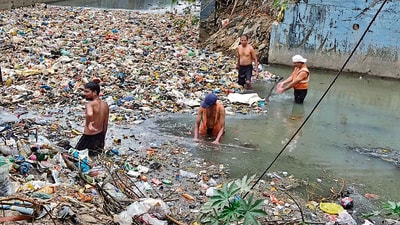 On Thursday Yashodhra Salve, an activist, filmed the labourers deployed to do manual scavenging for a big nullah between Govandi and Chembur. “The labourers are appointed through contractors. I spoke to a few of them, and they told me that they were paid ₹400 per day,” said Salve. On Thursday Yashodhra Salve, an activist, filmed the labourers deployed to do manual scavenging for a big nullah between Govandi and Chembur. “The labourers are appointed through contractors. I spoke to a few of them, and they told me that they were paid ₹400 per day,” said Salve.