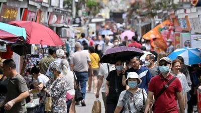 Singapore Covid Cases: Tourists walk along rows of shops in Chinatown in Singapore. (Reuters)