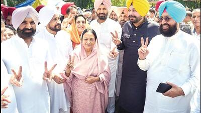 Senior leaders of Punjab Congress set their differences aside on Thursday and put up a united show as their candidate, Karamjit Kaur Chaudhary, filed her nomination papers for the May 10 Jalandhar Lok Sabha byelection.