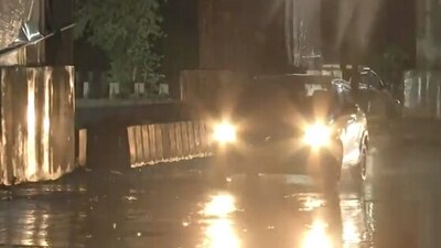 Due to the rains, Western Express Highway and Jogeshwari-Vikhroli Link Road were seen waterlogged on Thursday. (ANI)