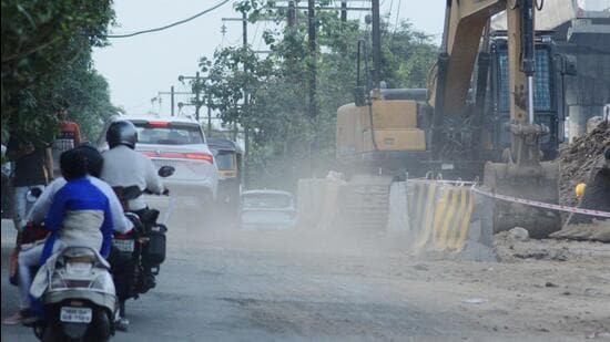 Dust at Ghodbunder road due to ongoing Metro work.Thane municipal corporation to impose fines on those causing dust pollution in the city. The civic body claimed dust pollution in the city has increased as it received several complaints from locals ,in Thane, in Mumbai, India, on,Thursday, April, 13, 2023. (Praful Gangurde / HT Photo)
