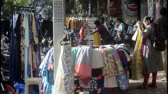 PMC officials said RTO and traffic police should aid and strengthen their anti-encroachment drive by being vigilant in terms of checking vehicles and issuing licences. (HT FILE)