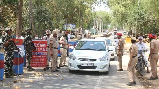 Punjab Police personnel checking vehicles near Takht Damdama Sahib in Talwandi Sabo town, 35km from Bathinda, on Thursday. (Sanjeev Kumar/HT)