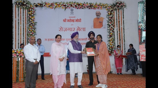 Union minister Hardeep Singh Puri hands over a job letter to a candidate.