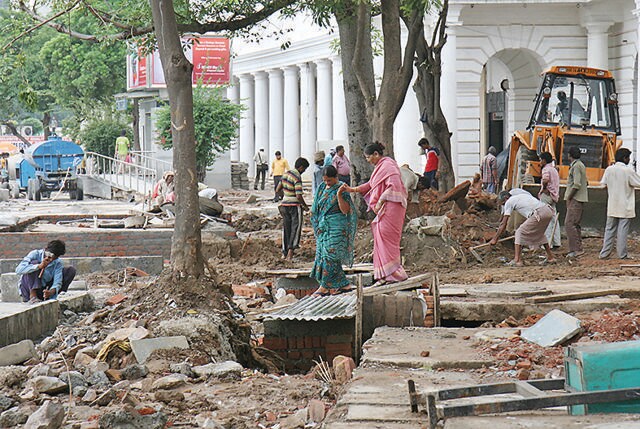Renovation work underway at Connaught Place in 2010. (HT Archvie) Renovation work underway at Connaught Place in 2010. (HT Archvie)