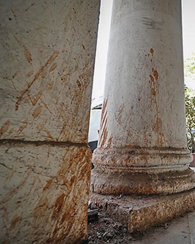 Stains of pan over the walls of Connaught Place on Thursday. (Sanchit Khanna/ HT Photo) Stains of pan over the walls of Connaught Place on Thursday. (Sanchit Khanna/ HT Photo)