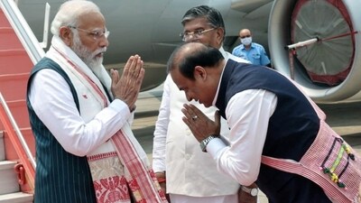 Assam Chief Minister Himanta Biswa Sarma welcomes PM Modi on his arrival in Assam to celebrate the Bihu festival. (Himanta Biswa Sarma Twitter) Assam Chief Minister Himanta Biswa Sarma welcomes PM Modi on his arrival in Assam to celebrate the Bihu festival. (Himanta Biswa Sarma Twitter)