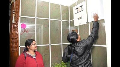 An enumerator marks a house in Patna during the first leg of the caste survey in January. In the second leg of the survey an estimated 2.92 crore families to be covered across the state whose caste and socio-economic profile would be collated by enumerators through door-to-door visits till May 15. (HT Photo)