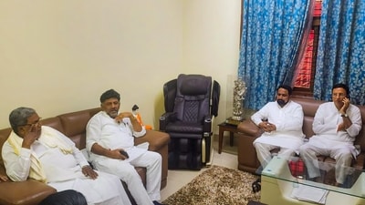 KPCC President D K Shivakumar and AICC General Secretary Randeep Singh Surjewala meet with BJP senior leader and former Deputy CM Laxman Savadi, in Bengaluru. (PTI) KPCC President D K Shivakumar and AICC General Secretary Randeep Singh Surjewala meet with BJP senior leader and former Deputy CM Laxman Savadi, in Bengaluru. (PTI)