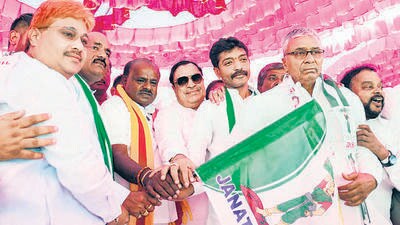 JD(S) leader H D Kumaraswamy and Karnataka party unit chief CM Ibrahim with leaders who joined the party, in Bengaluru on Friday. (PTI)