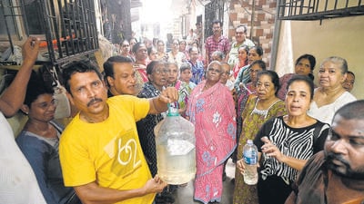 Mumbai, India - April 14, 2023: Residents facing acute water crisis due to BMC's water cut policy, at Kolovery Village, Kalina, Santacruz, in Mumbai, India, on Friday, April 14, 2023. (Photo by Vijay Bate/HT Photo). (HT PHOTO)