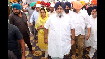 SAD president Sukhbir Singh Badal and Bathinda MP Harsimrat Kaur Badal paying obeisance at Takhat Sri Damdama Sahib on the occasion of ‘Baisakhi’ in Talwandi Sabo in Bathinda District on Friday. (Sanjeev Kumar/HT)