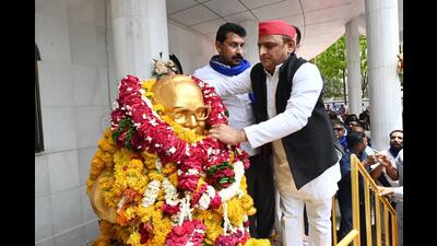 Samajwadi Party national president Akhilesh Yadav paying floral tribute to Dr Ambedkar in Mhow on April 14. (Sourced) Samajwadi Party national president Akhilesh Yadav paying floral tribute to Dr Ambedkar in Mhow on April 14. (Sourced)