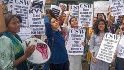 Students, activists protest at DU against the alleged harassment of students of Indraprastha College for Women on March 28 during the college festival. (HT Photo) Students, activists protest at DU against the alleged harassment of students of Indraprastha College for Women on March 28 during the college festival. (HT Photo)