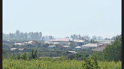 The Noida authority has decided to begin a demolition drive to raze illegal farmhouses to free Yamuna flood plain. (Sunil Ghosh/Hindustan Times) The Noida authority has decided to begin a demolition drive to raze illegal farmhouses to free Yamuna flood plain. (Sunil Ghosh/Hindustan Times)