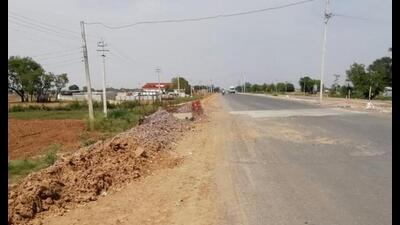 The work on widening the four-lane 43km highway project, connecting Gurugram, Rewari, and Pataudi started in July 2020 but it was halted in September 2022 by the NGT. (HT Photo) The work on widening the four-lane 43km highway project, connecting Gurugram, Rewari, and Pataudi started in July 2020 but it was halted in September 2022 by the NGT. (HT Photo)