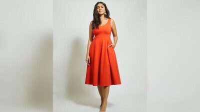 Mrunal Thakur waves her luscious locks and leaves them open. For makeup, she opted for the soft glam look. (Instagram/@mrunalthakur) Mrunal Thakur waves her luscious locks and leaves them open. For makeup, she opted for the soft glam look. (Instagram/@mrunalthakur)