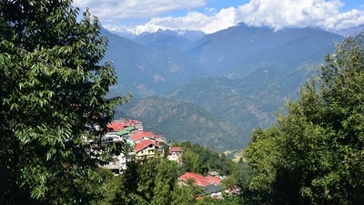 Pelling: Located in Sikkim, Pelling is a quaint town that is famous for its stunning views of the Himalayas. The town is also home to several monasteries and temples, which are popular among tourists. (Unsplash) Pelling: Located in Sikkim, Pelling is a quaint town that is famous for its stunning views of the Himalayas. The town is also home to several monasteries and temples, which are popular among tourists. (Unsplash)