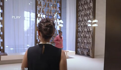 Mira Rajput's video gave a glimpse of the building's massive lobby. Mira Rajput's video gave a glimpse of the building's massive lobby.