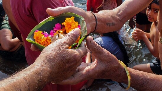 In Delhi, devotees reached Gurudwara Bangla Sahib and offered prayers on the occasion.&nbsp;(PTI)