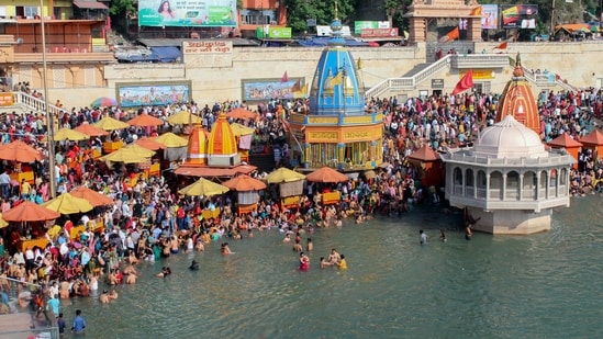 Devotees perform ritual on the occasion of Baisakhi at Har Ki Pauri ghat in Haridwar on Friday.(PTI)