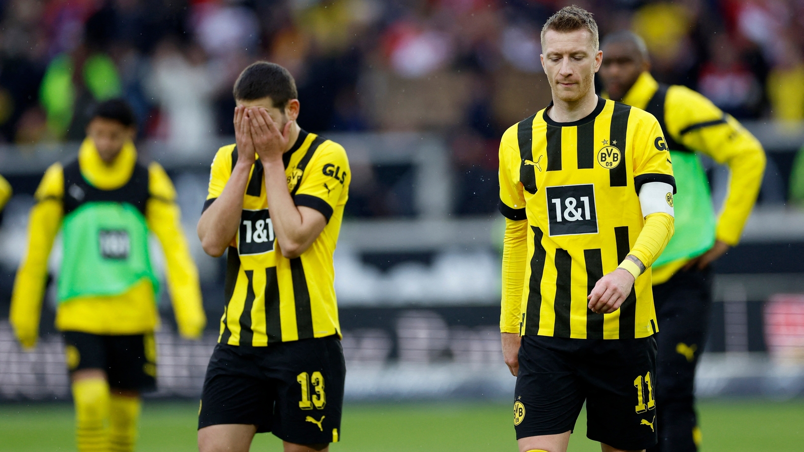 Borussia Dortmund concede late equaliser at Stuttgart, miss chance to go joint top