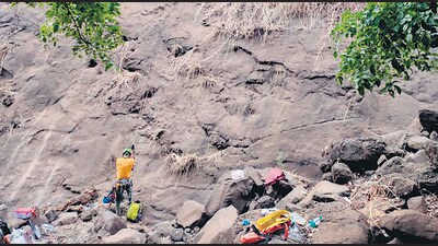A member of the rescue team is seen descending the 200-foot deep gorge using ropes to help passengers. The rescue operation went on for almost seven hours. (HT PHOTO) A member of the rescue team is seen descending the 200-foot deep gorge using ropes to help passengers. The rescue operation went on for almost seven hours. (HT PHOTO)
