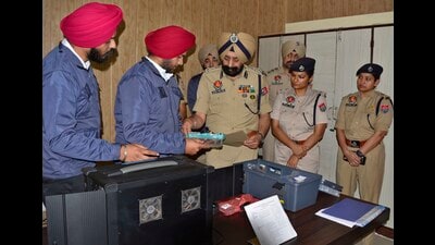 Commissioner of police Mandeep Singh Sidhu inaugurating the forensic lab at Sarabha Nagar police station on Saturday. (HT Photo)