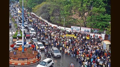 Deccan Gymkhana Parisar samiti and residents under the Vetal Tekdi Bachav campaign gathered at Vetal Baba temple Chowk on Senapati Bapat Road to take out the Save Hill walk. (KALPESH NUKTE/ HT PHOTO)