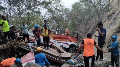 Bus fell into a gorge on old Mumbai-Pune highway. (HT) Bus fell into a gorge on old Mumbai-Pune highway. (HT)
