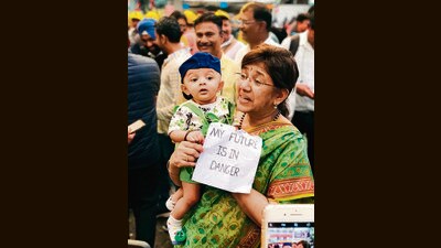 Members of the NCP, including RS MP Vandana Chavan (in pic), Congress, Shiv Sena and MNS workers were present at Saturday’s demonstration. (HT PHOTO) Members of the NCP, including RS MP Vandana Chavan (in pic), Congress, Shiv Sena and MNS workers were present at Saturday’s demonstration. (HT PHOTO)