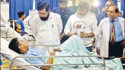 Navi Mumbai, India - April 15, 2023: CM Eknath Shinde along with Raigad Guardian Minister Uday Samant meets survivors of Khopoli bus accident in MGM Hospital, at Kamothe Navi Mumbai, India, on Saturday, April 15, 2023. (Photo by Bachchan Kumar/ HT PHOTO) (HT PHOTO)