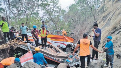 Raigad, India - April 15 2023: Around 12 people killed and 25 injured after a bus fell into a gorge on the Old Pune-Mumbai Highway in Borghat near Shingroba Mandir, in Maharashtra's Raigad district, India, on Saturday, April 15 2023. (HT PHOTO) (Hindustan Times) Raigad, India - April 15 2023: Around 12 people killed and 25 injured after a bus fell into a gorge on the Old Pune-Mumbai Highway in Borghat near Shingroba Mandir, in Maharashtra's Raigad district, India, on Saturday, April 15 2023. (HT PHOTO) (Hindustan Times)