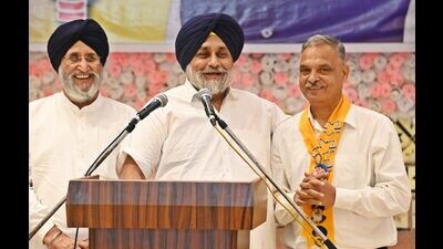 Shiromani Akali Dal President Sukhbir Badal with party candidate Sukhwinder Sukhi addresses a press conference ahead of Jalandhar Lok Sabha seat bypoll, in Jalandhar, Saturday. (HT Photo) Shiromani Akali Dal President Sukhbir Badal with party candidate Sukhwinder Sukhi addresses a press conference ahead of Jalandhar Lok Sabha seat bypoll, in Jalandhar, Saturday. (HT Photo)