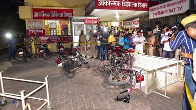 Prayagraj: Policemen and media personnel at the site where Gangster-turned-politician Atiq Ahmed and his brother Ashraf Ahmed were shot dead while they were being taken for a medical checkup, in Prayagraj, Saturday, April 15, 2023. (PTI Photo)(PTI04_15_2023_000353A) (PTI)