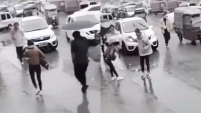 The image, taken from viral video, shows a man offering his umbrella to a mother and a child on a rainy day. (Instagram/@goodnews_movement) The image, taken from viral video, shows a man offering his umbrella to a mother and a child on a rainy day. (Instagram/@goodnews_movement)