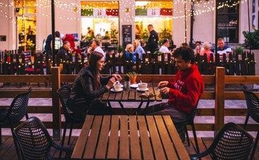Things women should notice about men on their first date (Photo by Wiktor Karkocha on Unsplash) Things women should notice about men on their first date (Photo by Wiktor Karkocha on Unsplash)