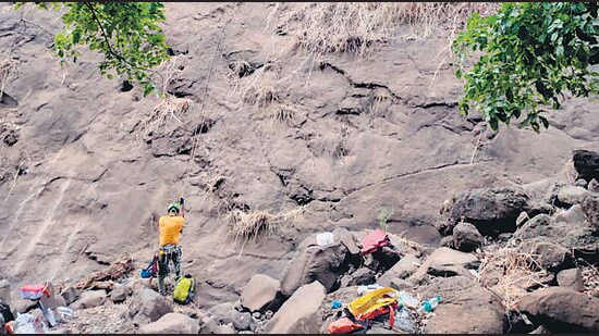 A member of the rescue team is seen descending the 200-foot deep gorge using ropes to help passengers. The rescue operation went on for almost seven hours. (HT PHOTO)