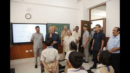 Punjab governor and UT administrator Banwarilal Purohit, and RK Saboo, chairman, Bharatiya Vidya Bhavan, Chandigarh Kendra, interacting with students at the new campus of Bhavan Vidyalaya in New Chandigarh, Mohali, on Saturday. (HT Photo)