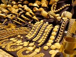 On Sunady, the price of 10 grams of gold was decreased by  <span class='webrupee'>₹</span>700 to  <span class='webrupee'>₹</span>55,950.