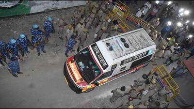 Ambulances with bodies of Atiq and Ashraf reached Kasari Masari graveyard in Prayagraj on late evening on Sunday. (HT) Ambulances with bodies of Atiq and Ashraf reached Kasari Masari graveyard in Prayagraj on late evening on Sunday. (HT)