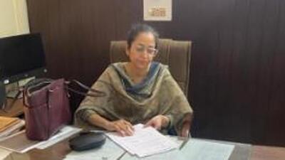 Mohalu DC Aashika Jain visited the Banur grain market on Saturday to review the progress of wheat procurement. (HT File)