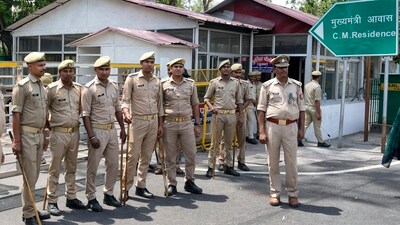 Police personnel stand guard as security has been beefed up outside Uttar Pradesh Chief Minister Yogi Adityanath's residence, after the killing of Atiq Ahmed and his brother in Prayagraj, in Lucknow, Sunday. (PTI) Police personnel stand guard as security has been beefed up outside Uttar Pradesh Chief Minister Yogi Adityanath's residence, after the killing of Atiq Ahmed and his brother in Prayagraj, in Lucknow, Sunday. (PTI)