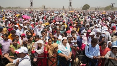 At Maharashtra Bhushan Award 2022, followers of Nirupankar' Dattatreya Narayan Dharmadhikari standing in the scorching hear in Navi Mumbai (PTI) At Maharashtra Bhushan Award 2022, followers of Nirupankar' Dattatreya Narayan Dharmadhikari standing in the scorching hear in Navi Mumbai (PTI)