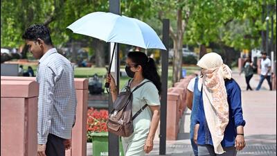 People out on a hot day near India Gate in New Delhi on Sunday. (Sanjeev Verma/HT PHOTO) People out on a hot day near India Gate in New Delhi on Sunday. (Sanjeev Verma/HT PHOTO)