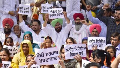 Punjab cabinet minister Kuldeep Singh Dhaliwal with Aam Aadmi Party workers and leaders staging a protest in Amritsar on Sunday. (Sameer Sehgal /Hindustan Times) Punjab cabinet minister Kuldeep Singh Dhaliwal with Aam Aadmi Party workers and leaders staging a protest in Amritsar on Sunday. (Sameer Sehgal /Hindustan Times)