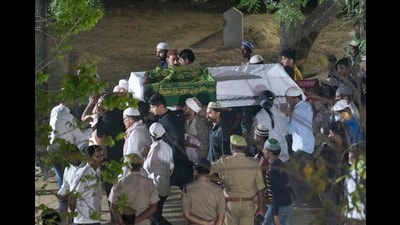 Relatives and locals carry the body of Ashraf for burial in Prayagraj on Sunday. Atiq and his brother Ashraf were shot dead in a dramatic attack that was caught live on TV, officials said Sunday. (AP)